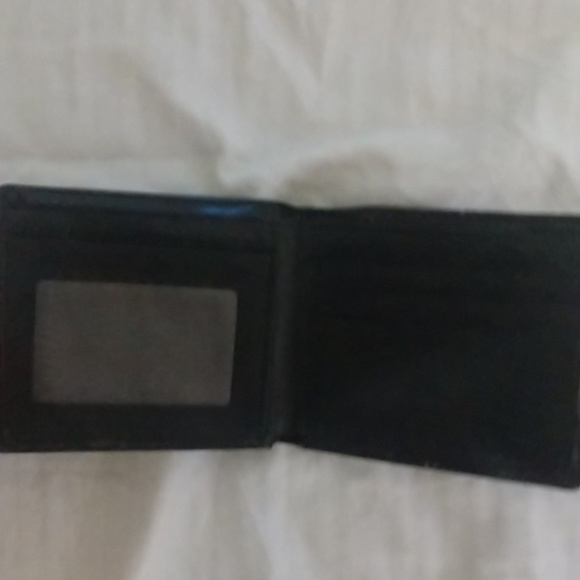 A wallet - Picture 2 of 4